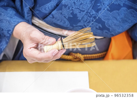 お茶を点てる女性　抹茶　お茶会　茶道　習い事　作法　イメージ素材 96532358
