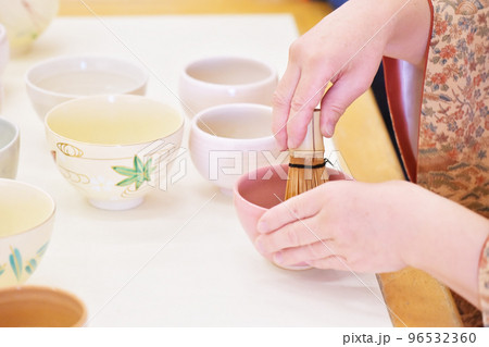 お茶を点てる女性 抹茶 お茶会 茶道 習い事 作法 イメージ素材 お茶を点てる女性 抹茶 お茶会 茶道 習い事 作法 イメージ素材 96532360