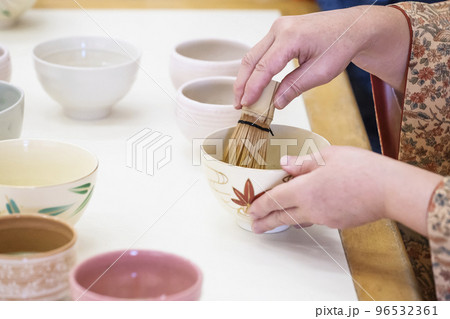 お茶を点てる女性 抹茶 お茶会 茶道 習い事 作法 イメージ素材 お茶を点てる女性 抹茶 お茶会 茶道 習い事 作法 イメージ素材 96532361