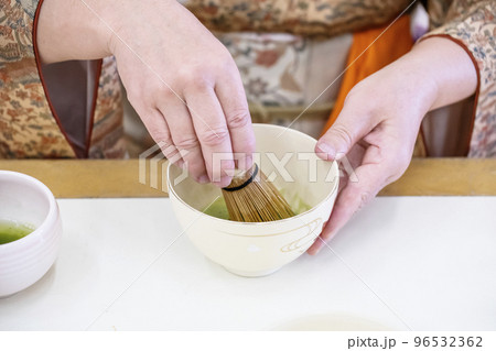 お茶を点てる女性　抹茶　お茶会　茶道　習い事　作法　イメージ素材 96532362