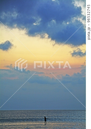 バリ島クタビーチ、サンセットの中のサーフィン 96532745