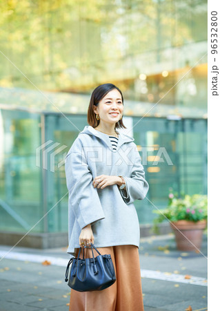 リラックスした表情で街を歩く女性 リラックスした表情で街を歩く女性 96532800