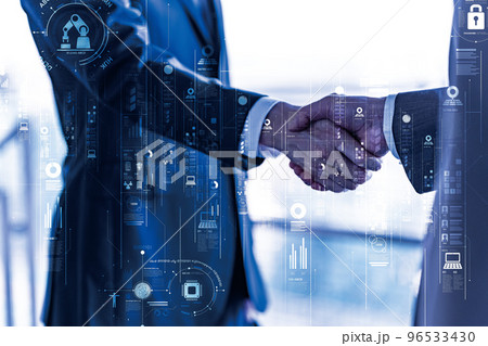 握手をする二人のビジネスマン 96533430