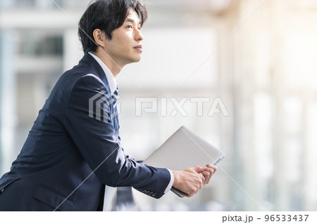スーツを着た30-40代のかっこいいビジネスマン スーツを着た30-40代のかっこいいビジネスマン 96533437