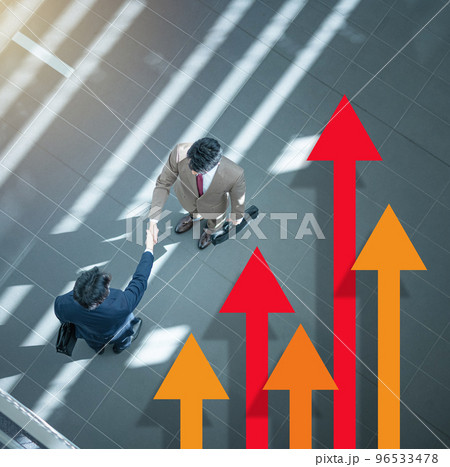 握手をする二人のビジネスマン 96533478