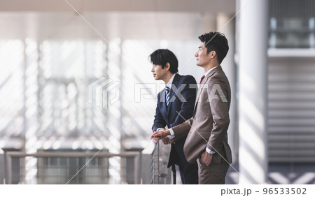 スーツを着た30-40代のかっこいいビジネスマン 96533502