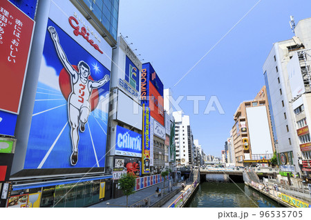 大阪府大阪市中央区　道頓堀の繁華街 96535705