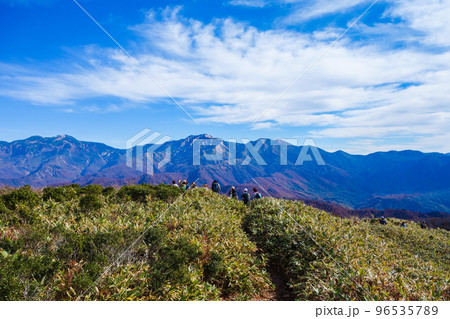 赤兎平から白山連峰を眺める登山客 96535789