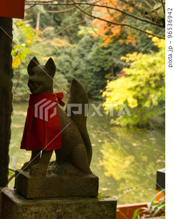 伏見稲荷のキツネ像 96536942