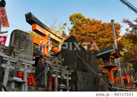 伏見稲荷 二ノ峯 中社神蹟と紅葉 伏見稲荷 二ノ峯 中社神蹟と紅葉 96537035