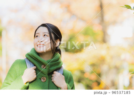 コートとリュックの女性 コートとリュックの女性 96537185