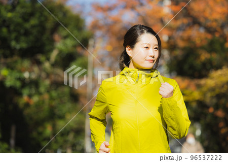 ランニングする女性　冬 96537222