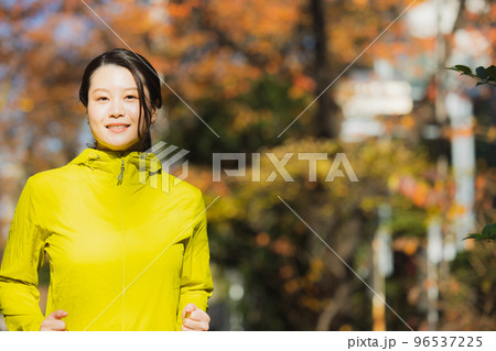 ランニングする女性 冬 ランニングする女性 冬 96537225