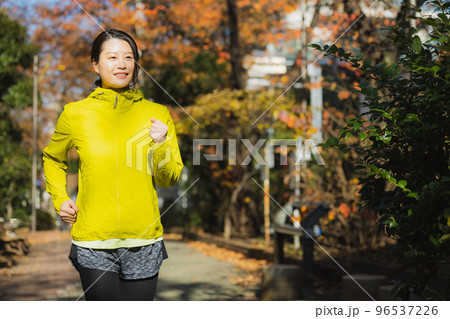 ランニングする女性 冬 ランニングする女性 冬 96537226