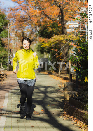 ランニングする女性 冬 ランニングする女性 冬 96537227