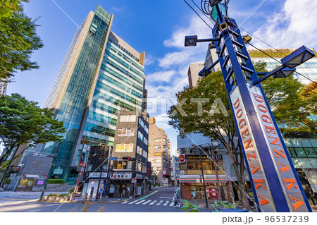 東京　渋谷区　道玄坂上交番前交差点の都市風景 96537239