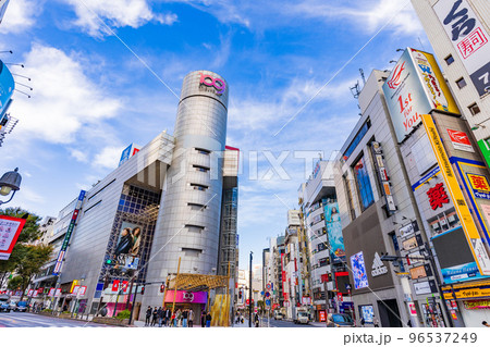 東京　渋谷区　道玄坂の都市風景　SHIBUYA109 96537249