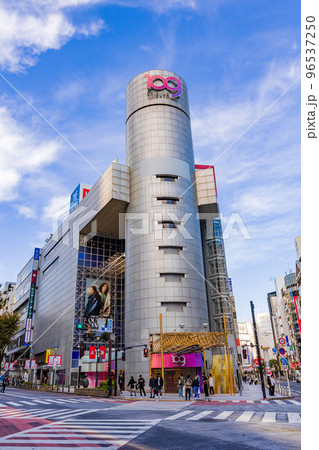 東京　渋谷区　道玄坂の都市風景　SHIBUYA109 96537250