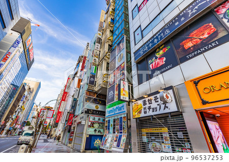東京　渋谷区　渋谷センター街の都市風景 96537253