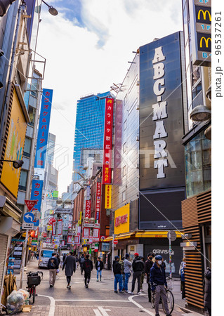 東京　渋谷区　渋谷センター街の都市風景 96537261