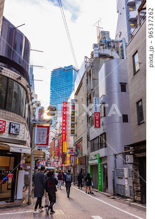 東京　渋谷区　渋谷センター街の都市風景 96537262