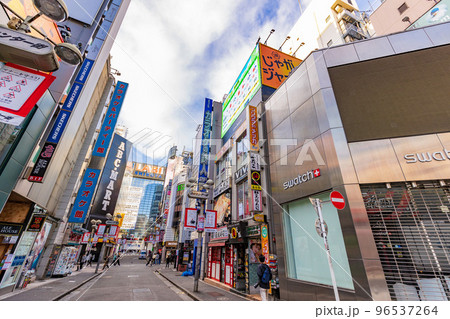 東京　渋谷区　渋谷センター街の都市風景 96537264