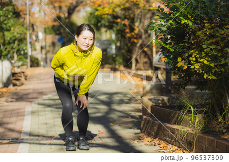 ランニングする女性　辛い 96537309