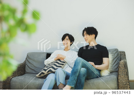 ソファでくつろぐカップル 96537443
