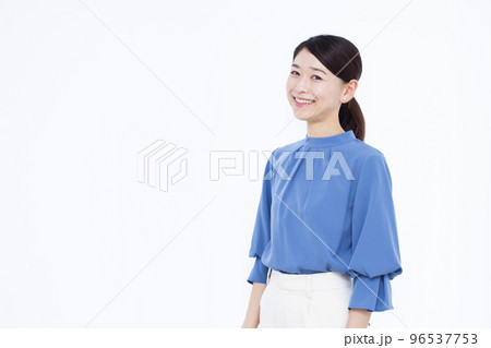 カメラ目線でほほえむ30代のビジネスウーマン カメラ目線でほほえむ30代のビジネスウーマン 96537753