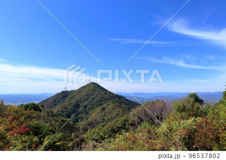 鷲尾山 山頂から烏帽子山を眺める 晩秋 (高知県 高知市) 鷲尾山 山頂から烏帽子山を眺める 晩秋 (高知県 高知市) 96537802