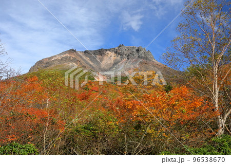 栃木県那須郡那須町 那須岳の主峰茶臼岳と紅葉 栃木県那須郡那須町 那須岳の主峰茶臼岳と紅葉 96538670