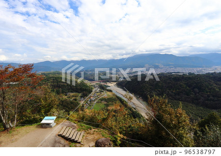 苗木城跡の頂上から眺める玉蔵橋、北恵那鉄道橋梁遺構方面 96538797