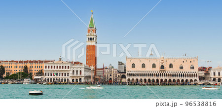 ベネチア　ドゥカーレ宮殿とサン・マルコ広場鐘楼 96538816