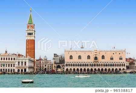 ベネチア ドゥカーレ宮殿とサン・マルコ広場鐘楼 ベネチア ドゥカーレ宮殿とサン・マルコ広場鐘楼 96538817