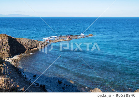 【青森県今別町】津軽海峡に面した高野崎の先端は切り立った岩や荒磯。真青な海に光りゆらめく海藻が印象的 96538840