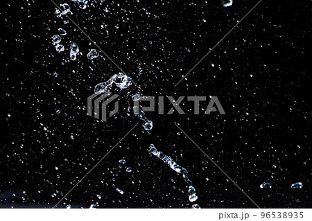 水しぶきが空中浮遊する瞬間のスローモーション画像 水しぶきが空中浮遊する瞬間のスローモーション画像 96538935