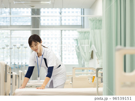ベッドを整える看護師 96539151