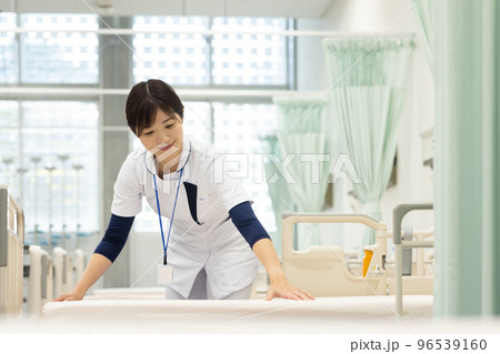 ベッドを整える看護師 96539160