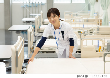 ベッドを整える看護師 ベッドを整える看護師 96539166