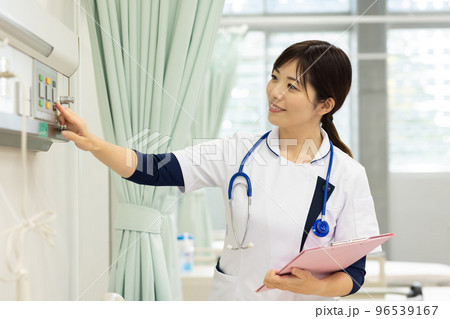 病室をまわる看護師 96539167