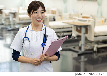 病室をまわる笑顔の看護師 病室をまわる笑顔の看護師 96539177