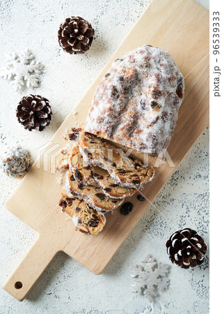 スライスしたシュトーレン 96539333