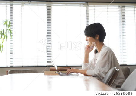 働く女性の横顔 働く女性の横顔 96539683