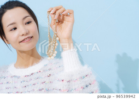 ジュエリーを選ぶ女性 96539942