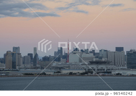 東京湾から見える東京タワー、朝焼けに染まる東京タワー. 東京湾から見える東京タワー、朝焼けに染まる東京タワー. 96540242