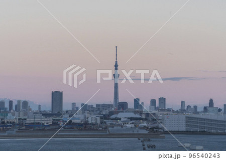 東京湾から見えるスカイツリー、朝焼けに染まるスカイツリー 96540243