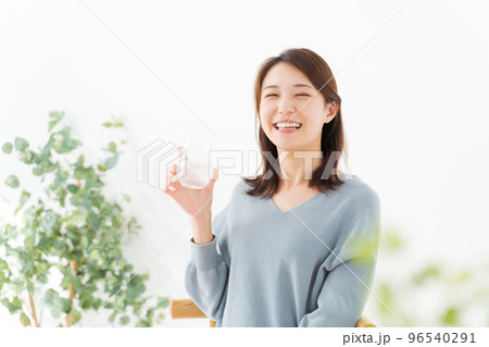 水を飲む女性 水を飲む女性 96540291