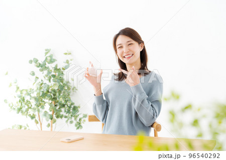 水を飲む女性 96540292
