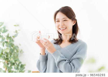 水を飲む女性 96540293