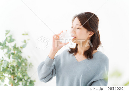 水を飲む女性 水を飲む女性 96540294